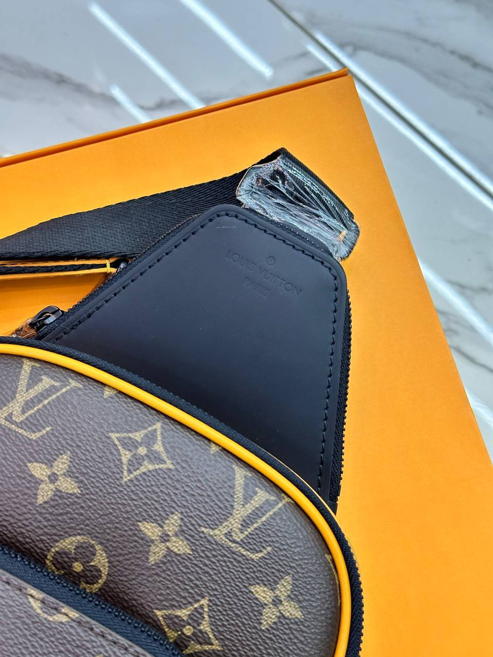 Сумка-мессенджер Louis Vuitton