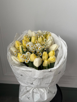 Букет из 29 белых, лимонных тюльпанов и ромашек