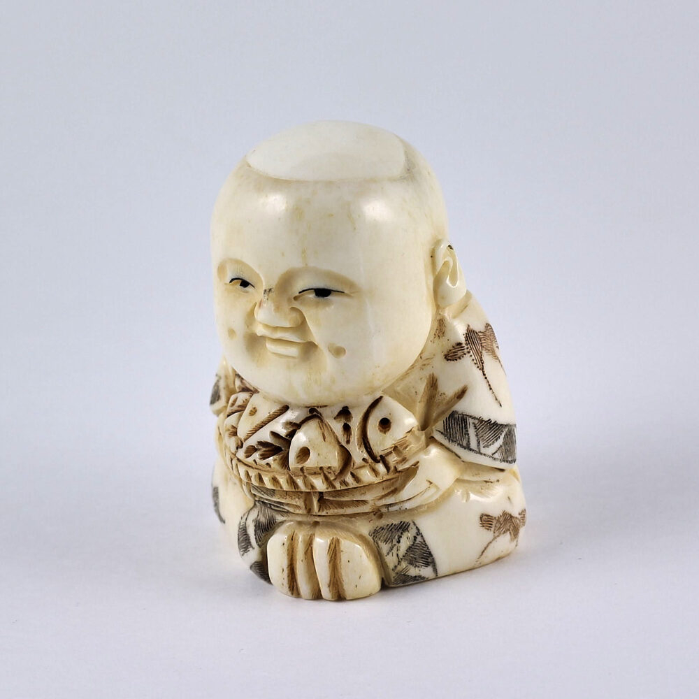 Нэцкэ Ребенок с корзиной рыбы