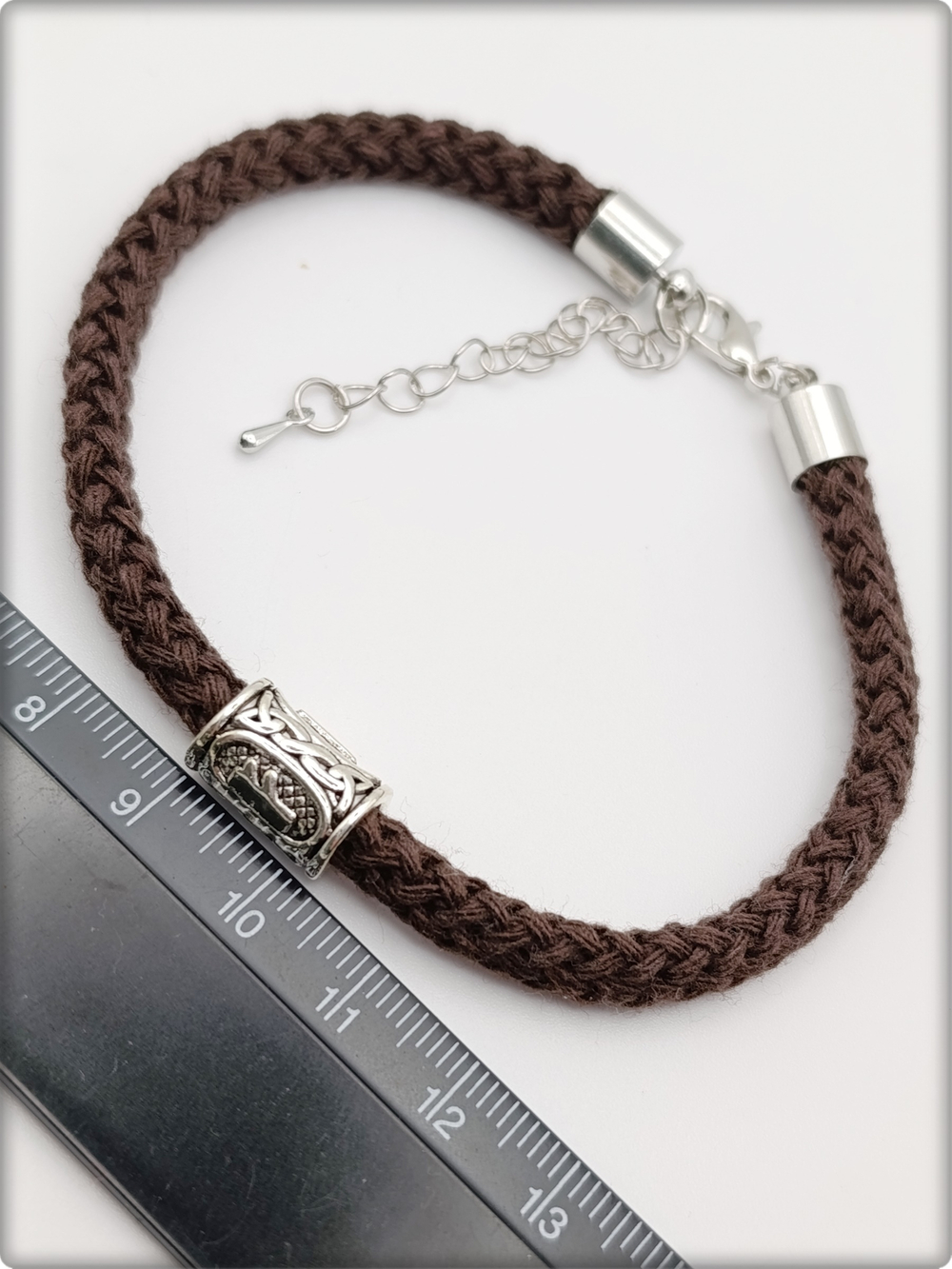 Браслет "Руна Феху" (22см) коричневый текстиль.