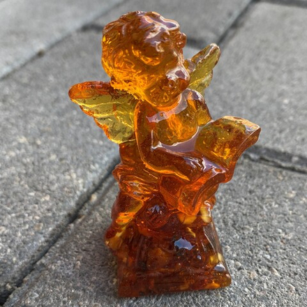 Ангел с книгой на капители