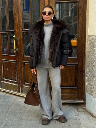 Короткий черный пуховик с мехом енота