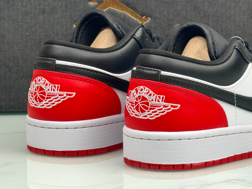 Nike Air Jordan 1 Low Bred Toe