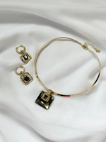 Колье квадратный серый кристалл на гривне, оттенок золото