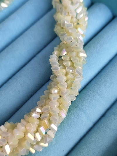 хтр4-ск Стрекло граненое треугольник 4*3мм, слоновая кость, нить 39см