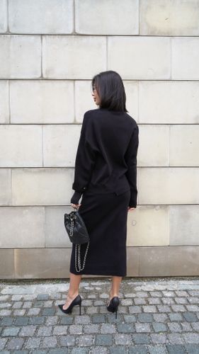 Черный трикотажный костюм с юбкой