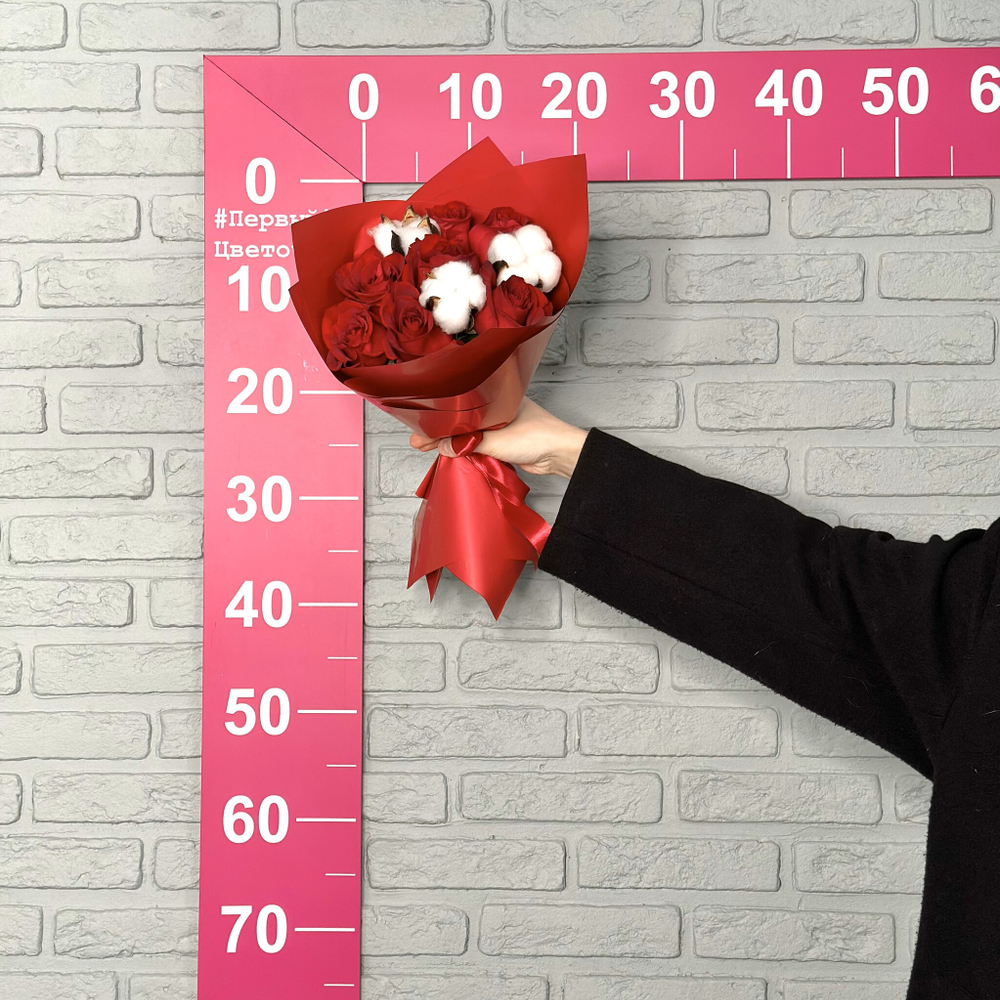 Букет цветов 7 роз Кения 40 см с хлопком в пленке красные