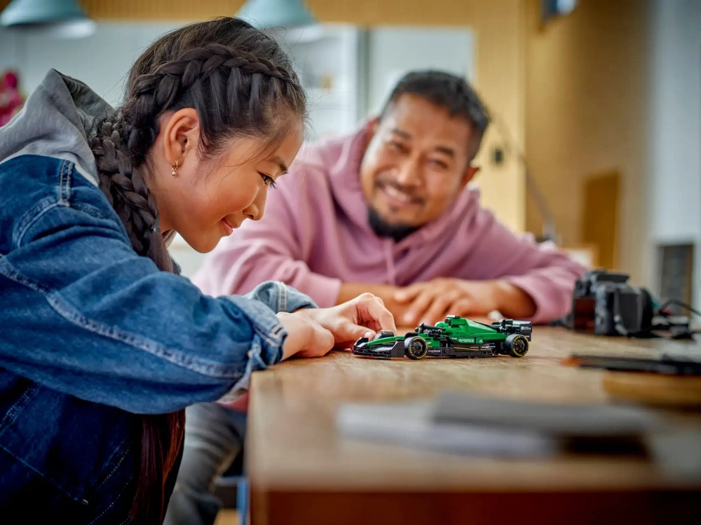 Конструктор LEGO Speed Champions 77245 Гоночный автомобиль Aston Martin Aramco F1 AMR24