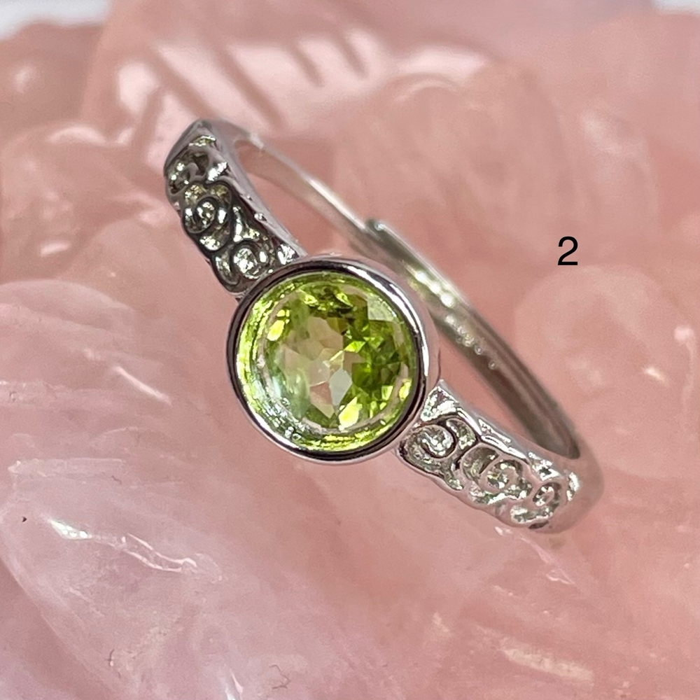 52482  Хризолит Кольцо 7мм размер регулируемый от 17р