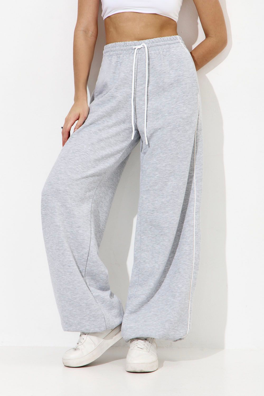 Широкие джоггеры без начеса с кантом цвета серый меланж
