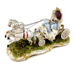 Маленькая повозка, запряжённая лошадьми. Фарфор, круж. фарфор, руч.роспись. Capodimonte. н. ХХ в.
