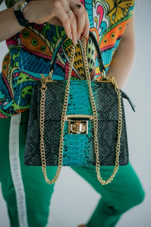 Женская сумка-сундучок с цепочкой на плечо натуральная кожа цвет бирюзовый тиснение питон