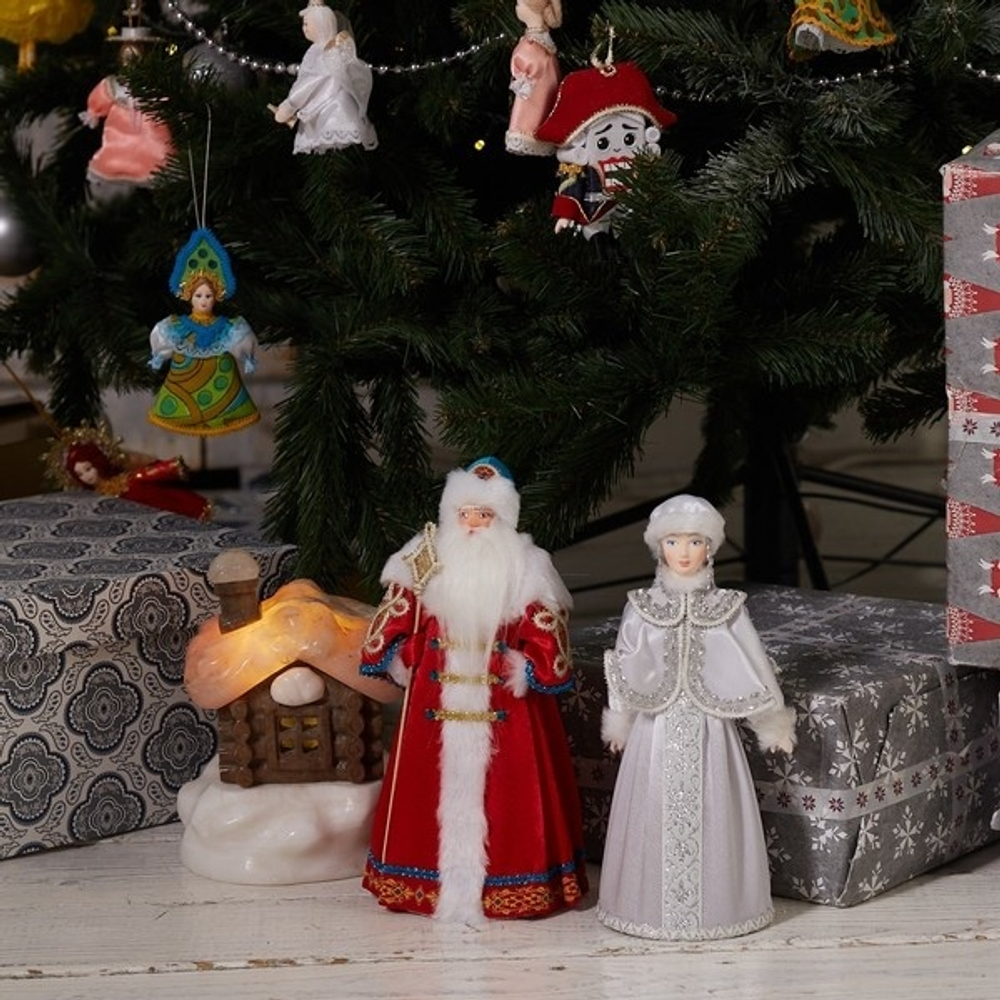 Кукла фарфоровая Дед Мороз в боярской шубе из парчи