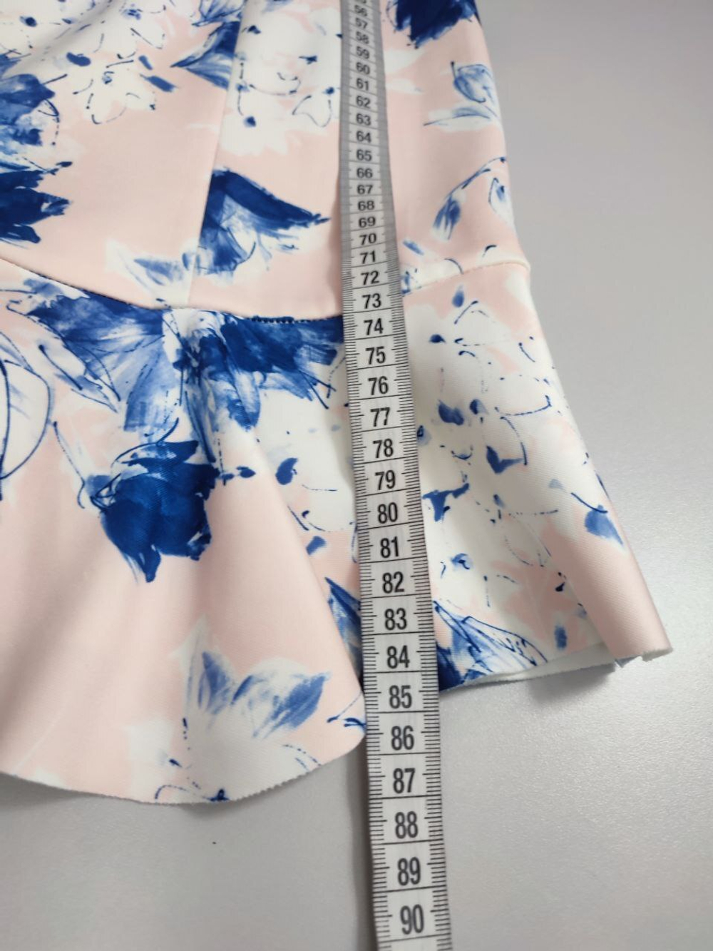 Платье Zara нежной расцветки 44 размер