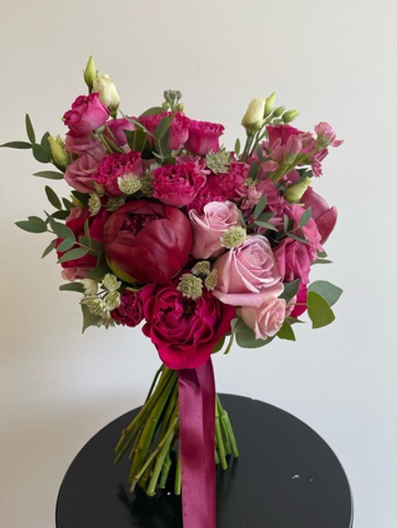 Свадебный букет из пионов, лизиантуса, маттиолв, кустовых пионовидных и одноголовых роз