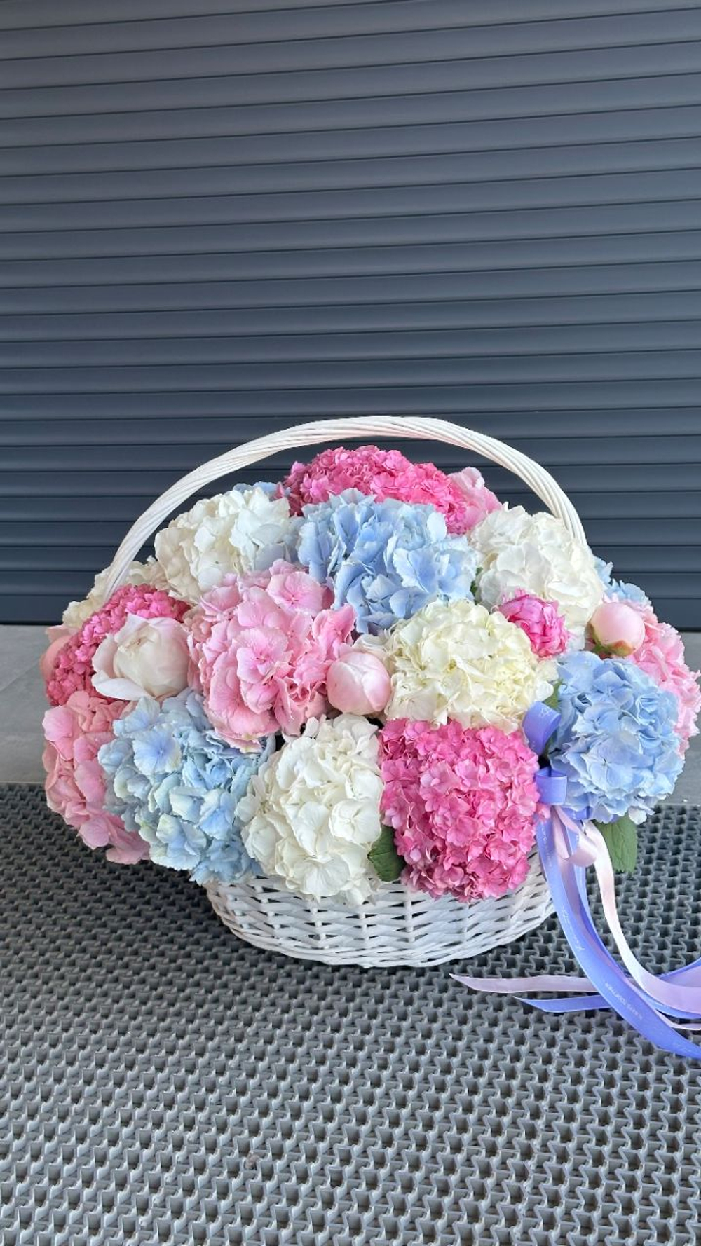 Корзина с гортензиями (25 шт)