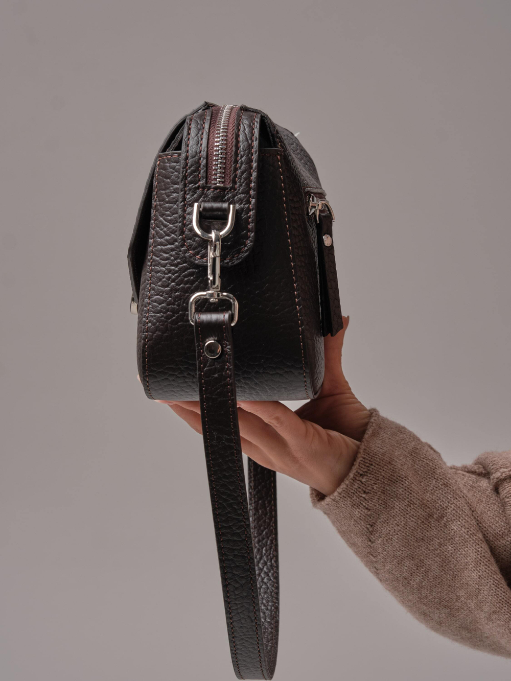 Женская сумка кросс-боди Azaro темно-коричневый соло