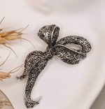 Брошь " Игривый Бант" со стразами.