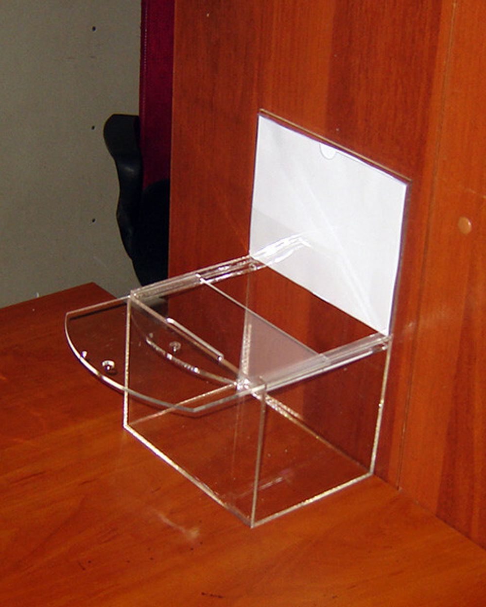 Ящик для пожертвований 200х150х150 300 с карманом