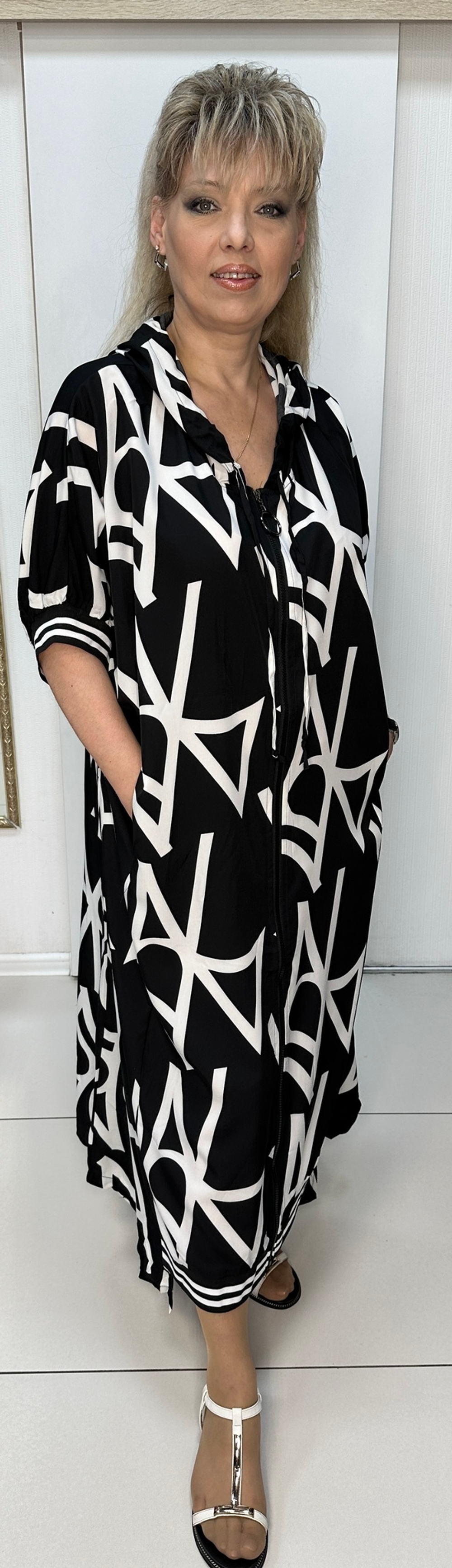 Черно-белое длинное платье с капюшоном на молнии