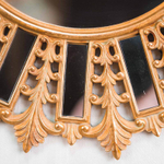 Декоративное зеркало в резной круглой раме