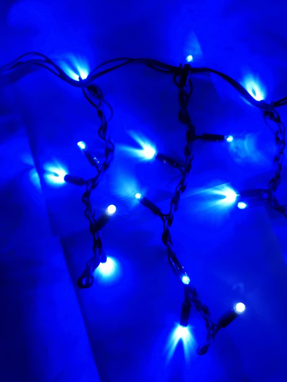 Гирлянда Бахрома 6метров 200 диодов сосулька синяя с белыми led каучук черный