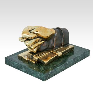 Скульптура "Денег нет" (на камне)