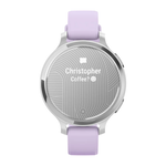 Спортивные часы Garmin Lily 2 Active, силиконовый ремешок цвета «фиолетовый жасмин» Серебристый безель из алюминия, стекло Gorilla Glass. Ремешок с классической застёжкой — на запястье обхватом 110–175 мм