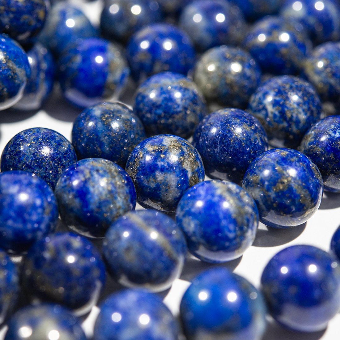 Лазурит с вкраплениями пирита натуральный, бусины в форме шара 10,2мм