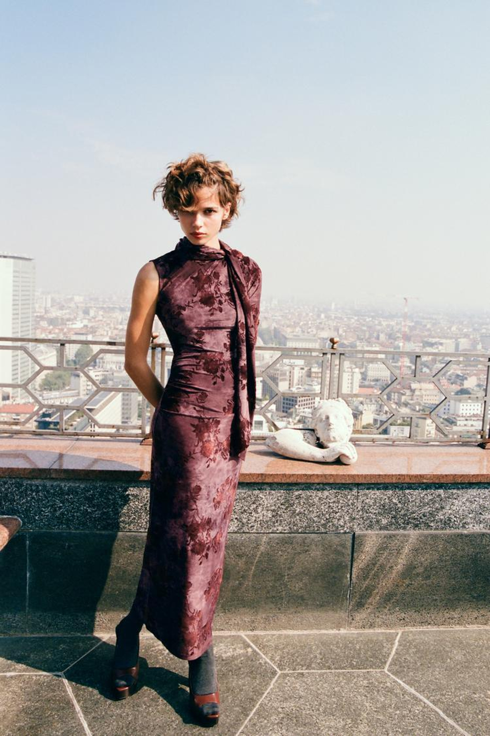 ZARA ДЛИННОЕ ПЛАТЬЕ С ПРИНТОМ И ПЛАТКОМ, СВЕТЛО-ГРАНАТОВЫЙ