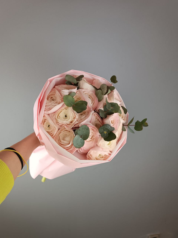 Букет из ранункулюсов и эвкалипта "Очарование"