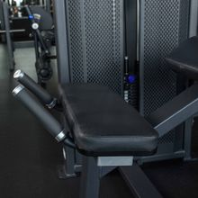 U3001D (E5001) Сгибание ног лежа. Стек 94 кг