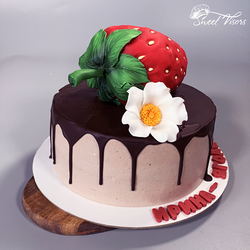 Украшение торта  клубникой кондитерская Sweet Visors сладкие козырьки Светланы Дегтеревой