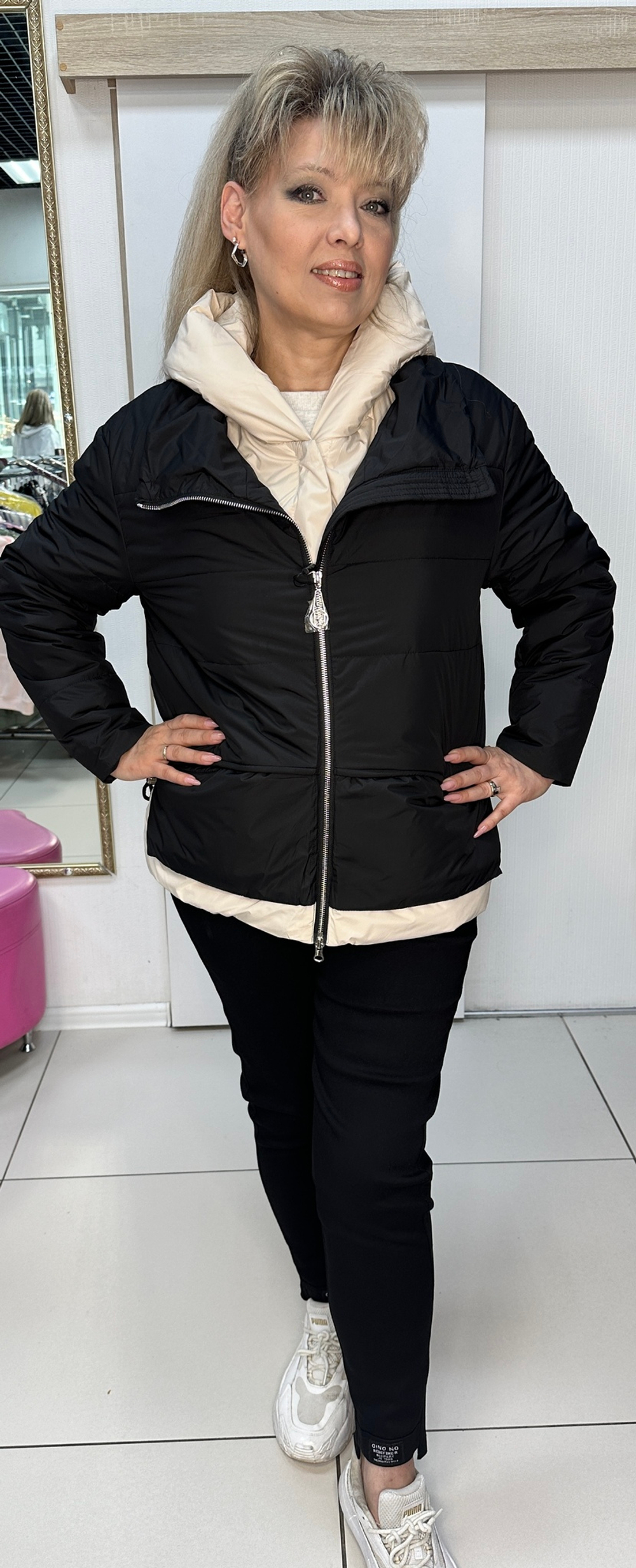 Черная комбинированная куртка с бежевым принтом