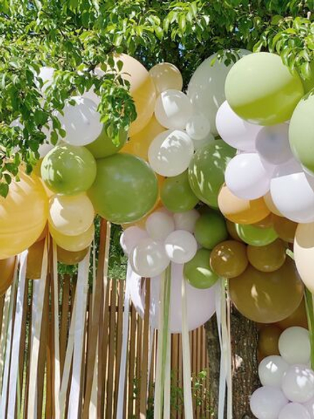 Инсталляция из шаров на дереве