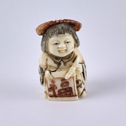 Нэцкэ Гейша с табличкой "Счастье" и пером