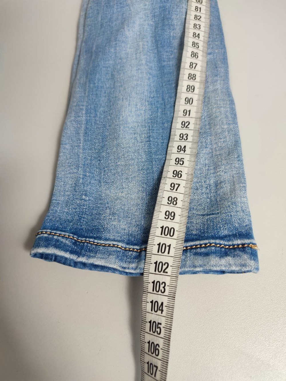 Джинсы "рваные" с бабочками 44 размер