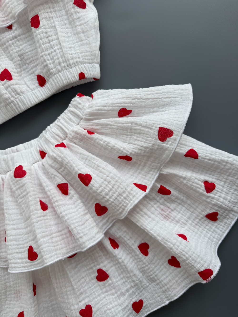 Костюм из муслина топ и юбка-шорты «Алые сердечки»