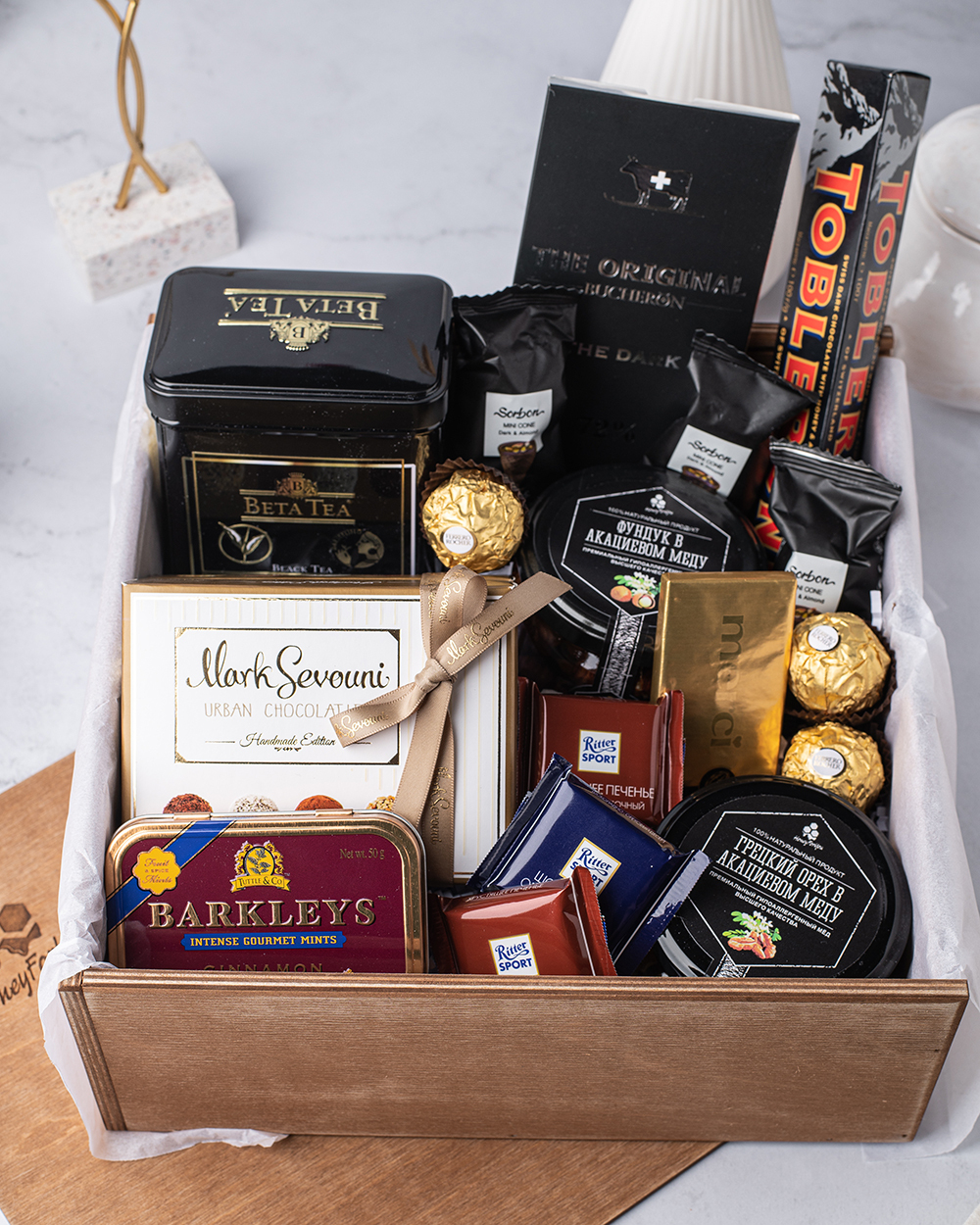 Подарочный набор сладостей в деревянном ящике