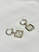 Серьги прозрачный прямоугольный кристалл в серебряном квадрате, замок скоба