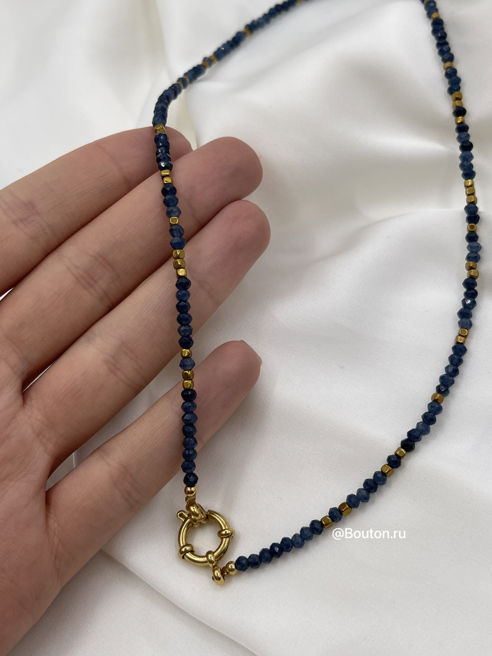 Колье из стеклянных  бусин биконусов с золотистыми деталями