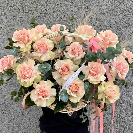 Изысканная корзина французских роз "Розовый сад"