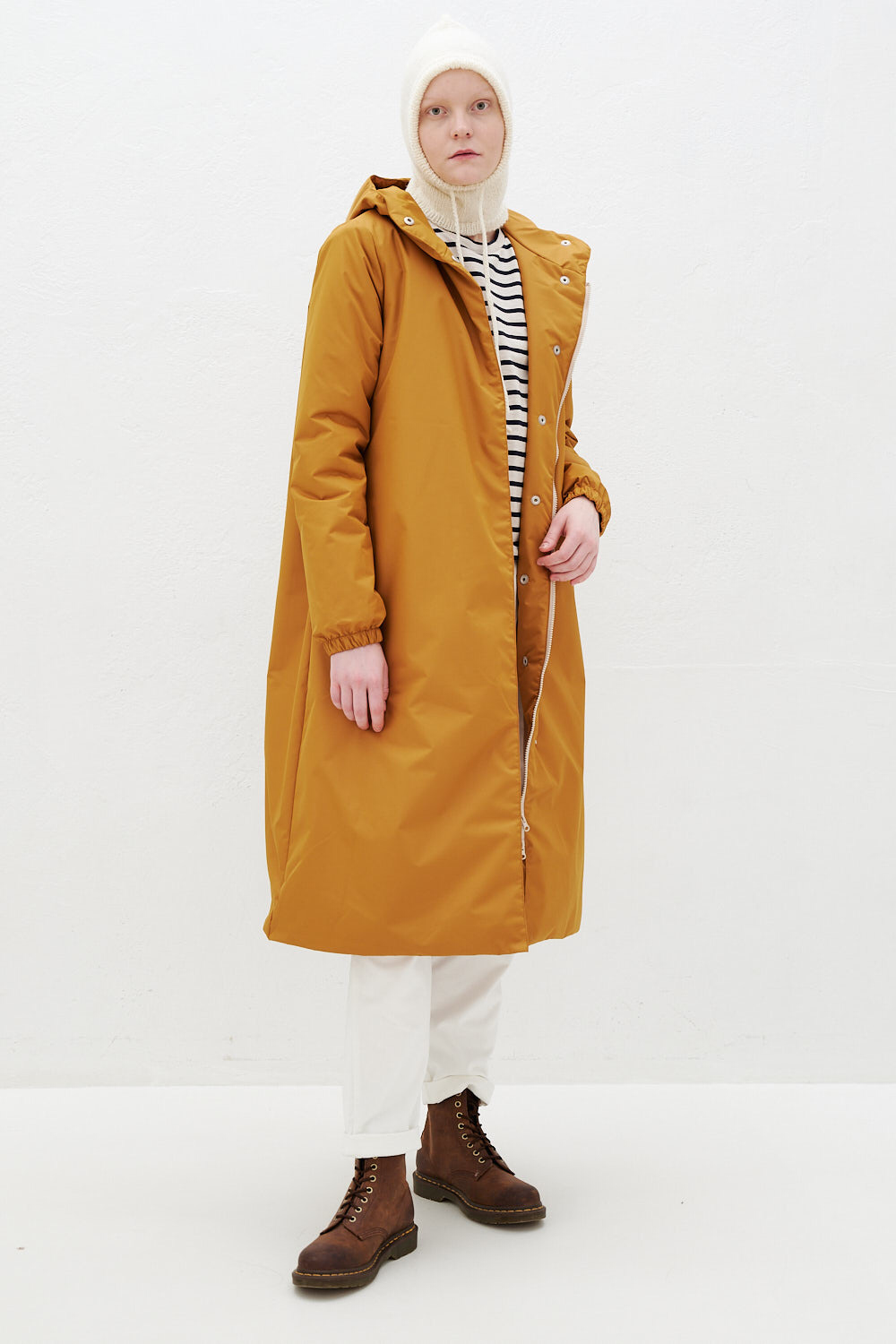 Зимнее пальто миди горчичного цвета