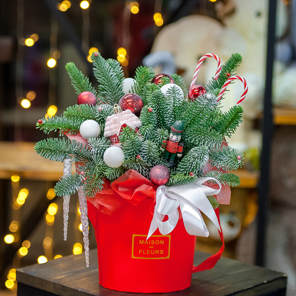 Новогодняя композиция в красном оформлении с нобилисом