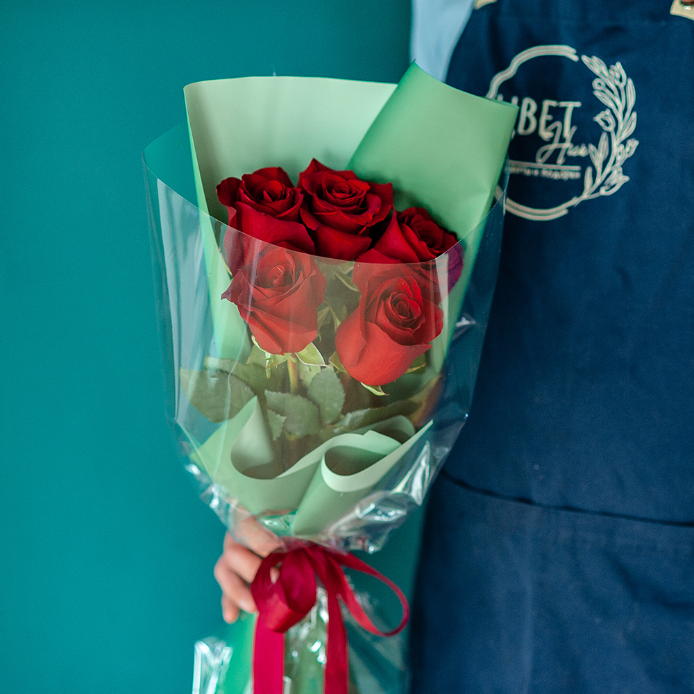 Букет из 5 красных роз Эквадор в оформлении