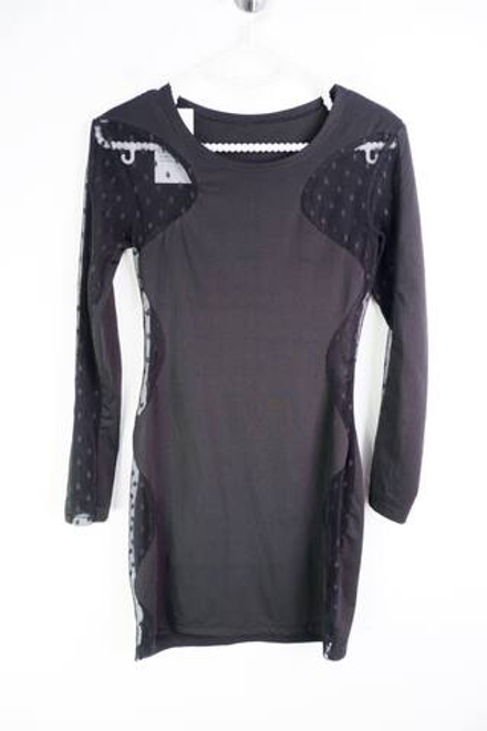 Платье обтягивающего кроя, визуально на 38 размер