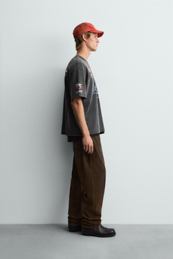 ZARA ФУТБОЛКА С ГРАФИЧЕСКИМИ ЛОГОТИПАМИ, ТЕМНЫЙ АНТРАЦИТ