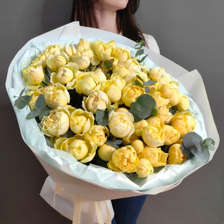 Букет из кустовых пионовидных роз "Julieta Honey" с эвкалиптом