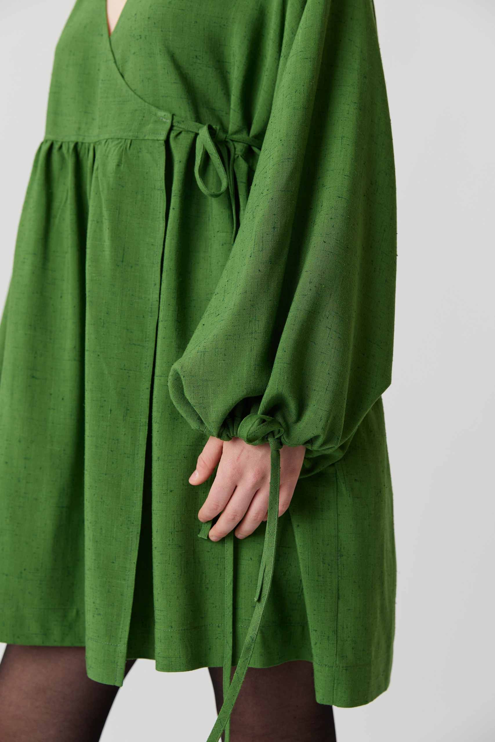 Платье на запах с широкими рукавами длины мини из зеленой вискозы с шёлком