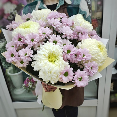 Букет из кустовых и одноголовых хризантем